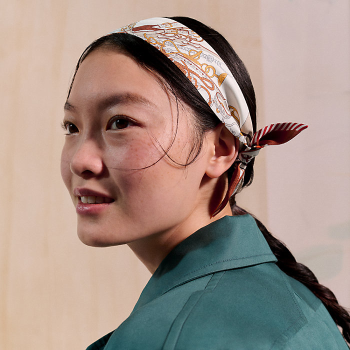 Twilly 《鞍職人の花束》 | Hermès - エルメス-公式サイト Twilly 《鞍職人の花束》 | Hermès - エルメス-公式サイト